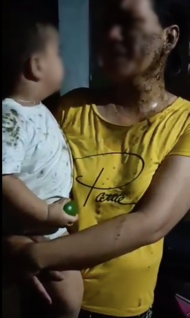 Phẫn nộ clip mẹ và con trai 2 tuổi ở Phú Yên bị đổ chất thải lên người: "Thằng nhỏ có chút xíu mà chị đem phân đổ lên đầu nó vậy?" - Ảnh 2.