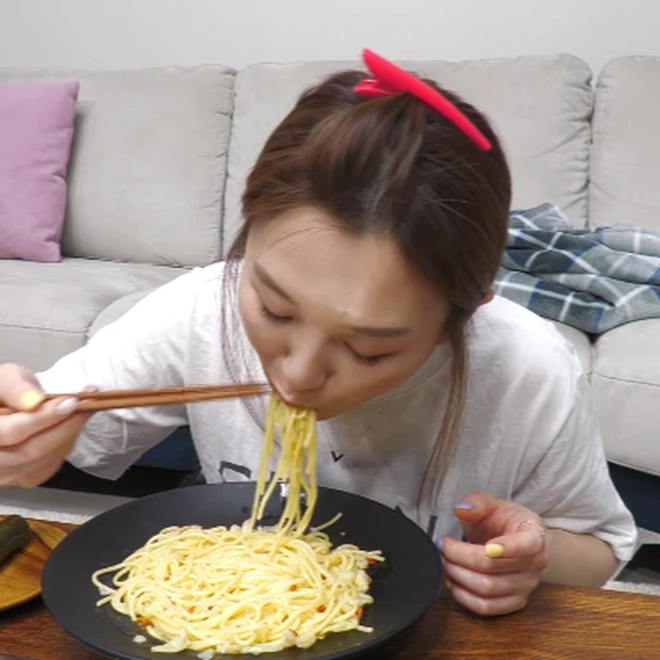 YouTuber Hàn Quốc ăn pasta bằng đũa, phản ứng người xem gây bất ngờ 0016
