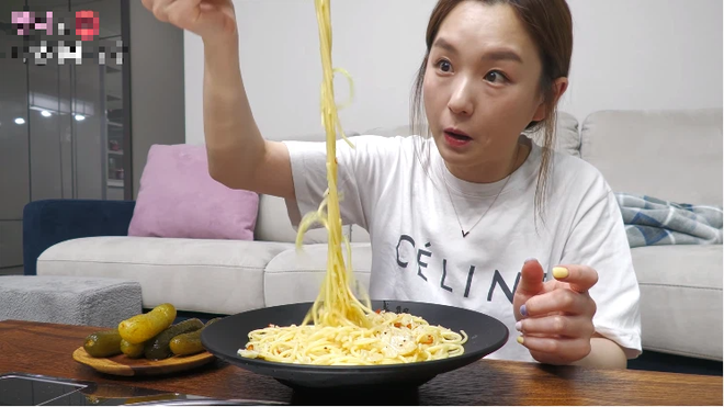 YouTuber Hàn Quốc ăn pasta bằng đũa, phản ứng người xem gây bất ngờ 001