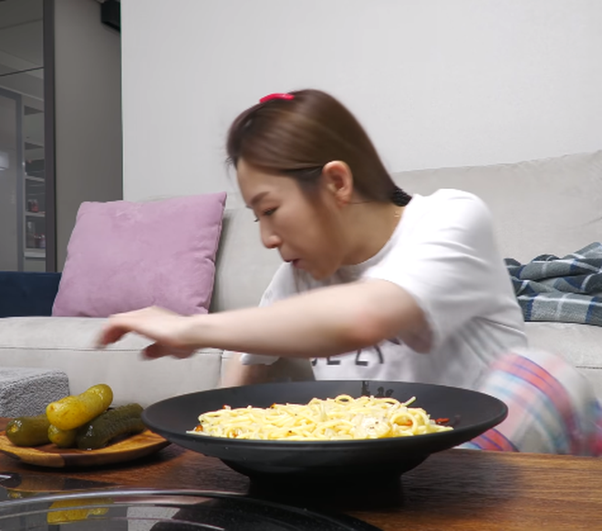 YouTuber Hàn Quốc ăn pasta bằng đũa, phản ứng người xem gây bất ngờ 008