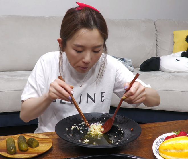 YouTuber Hàn Quốc ăn pasta bằng đũa, phản ứng người xem gây bất ngờ 0014