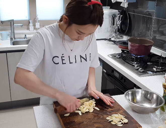 YouTuber Hàn Quốc ăn pasta bằng đũa, phản ứng người xem gây bất ngờ 002