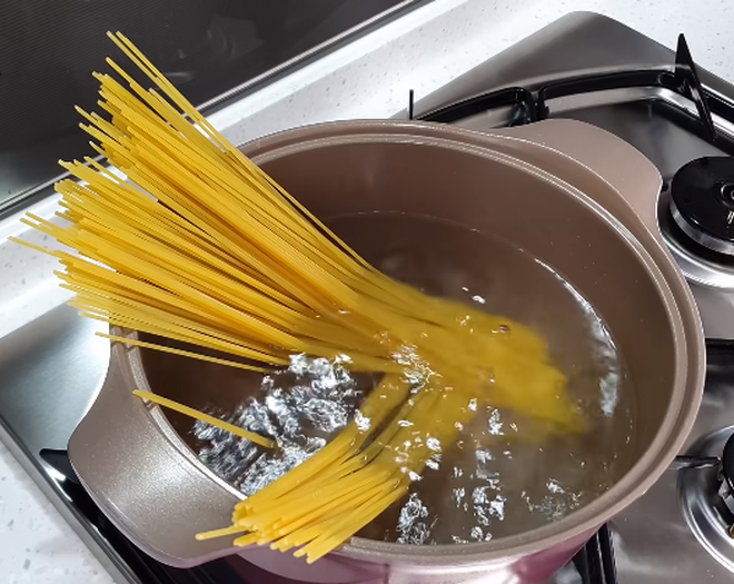 YouTuber Hàn Quốc ăn pasta bằng đũa, phản ứng người xem gây bất ngờ 003