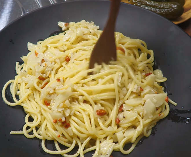YouTuber Hàn Quốc ăn pasta bằng đũa, phản ứng người xem gây bất ngờ 004