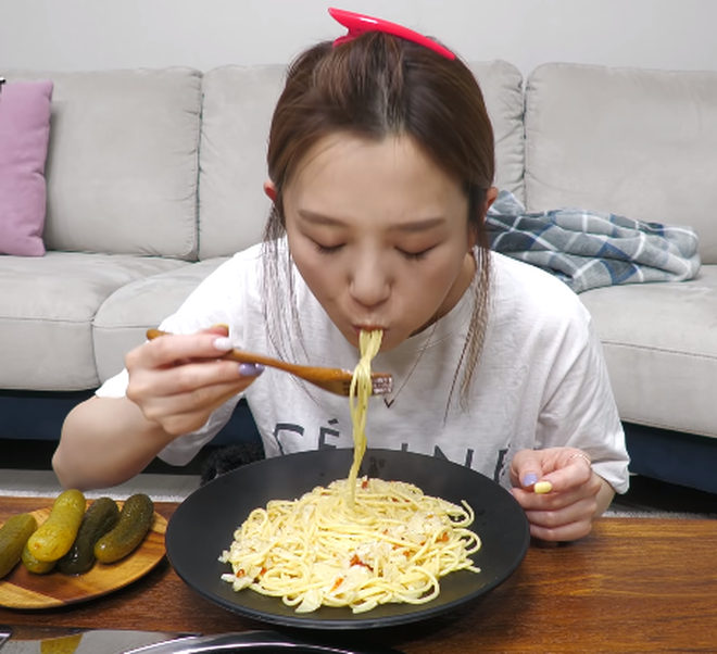 YouTuber Hàn Quốc ăn pasta bằng đũa, phản ứng người xem gây bất ngờ 006