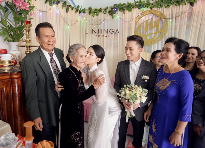Vợ Phan Mạnh Quỳnh lộ miếng lót ngực khi diện váy cưới: Lỗi vặt vãnh mà rất  nhiều cô dâu hay mắc phải
