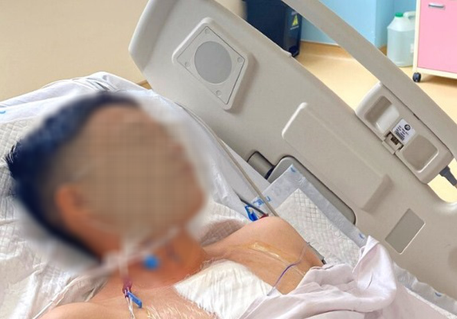 Bất cẩn bị dao đ&acirc;m v&agrave;o tim khi đ&ugrave;a nghịch với bạn - Ảnh 1.