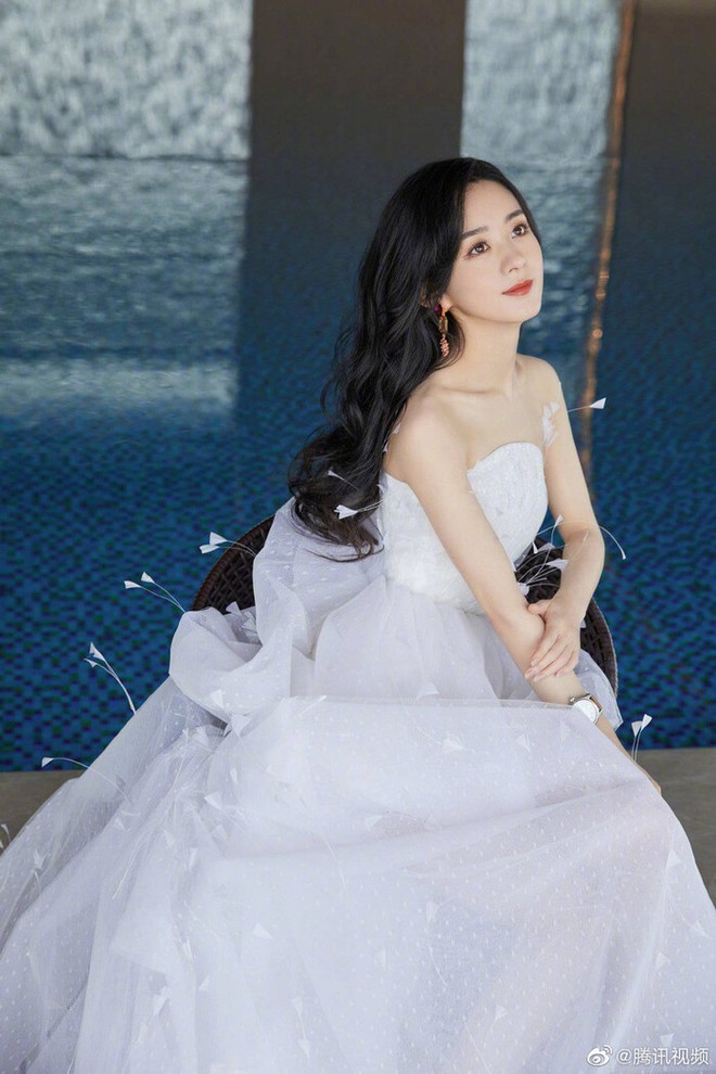 Triệu Lệ Dĩnh chia tay Phùng Thiệu Phong: Dân tình xót xa thay vì cô vẫn chưa khoác lên mình chiếc váy cưới đúng nghĩa - Ảnh 2.