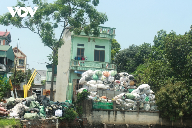 Ngạt thở vì ô nhiễm ở làng tái chế nhựa phế thải lớn nhất Hà Nội - Ảnh 12.