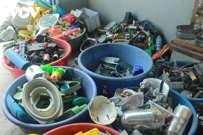 Ngạt thở vì ô nhiễm ở làng tái chế nhựa phế thải lớn nhất Hà Nội - Ảnh 3.