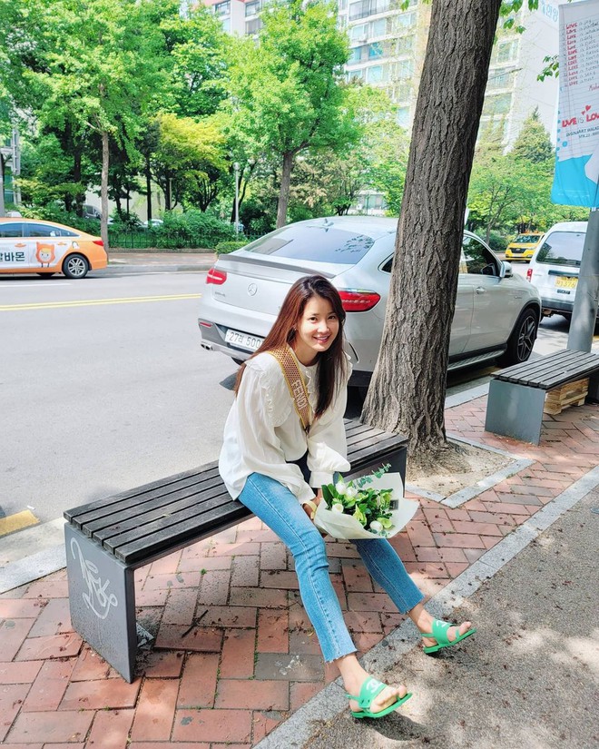 Mới s&aacute;ng ra mỹ nh&acirc;n Vườn Sao Băng Lee Si Young đ&atilde; l&ecirc;n top Naver, tất cả l&agrave; v&igrave; đ&ocirc;i d&eacute;p xấu lạ nhưng gi&aacute; tận 20 triệu? - Ảnh 2.