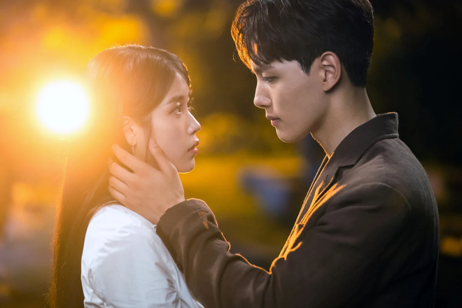 Đau đầu chọn couple có chemistry đỉnh nhất Kpop: Hyeri - Park Bo Gum có plot twist gây sốc, IU mê luôn tài tử kém 4 tuổi? - Ảnh 2.