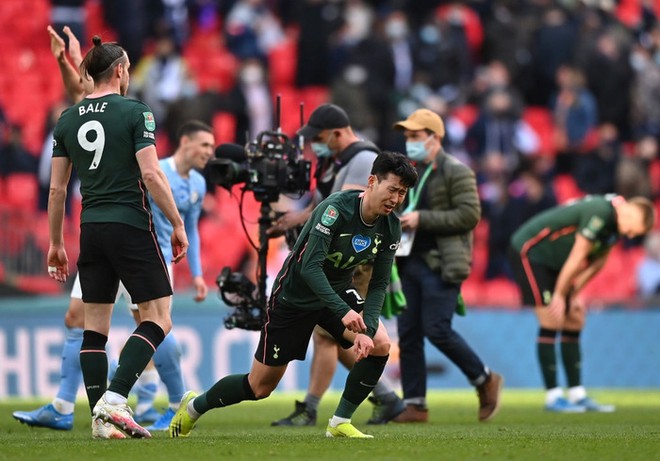 Son Heung-min kh&oacute;c nức nở sau thất bại ở chung kết C&uacute;p Li&ecirc;n đo&agrave;n Anh - Ảnh 2.
