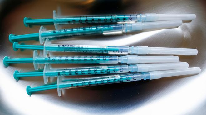 200 người phải x&eacute;t nghiệm lại sau khi y t&aacute; ti&ecirc;m nước muối thay v&igrave; vaccine Covid-19 - Ảnh 1.