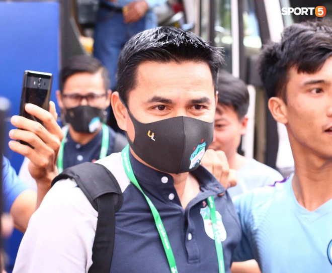 Fan Thái Lan tranh cãi nảy lửa khi HLV Kiatisuk tạo cơn sốt vé ở Việt Nam: Làm ơn hãy mang ông ấy về đi - Ảnh 1.