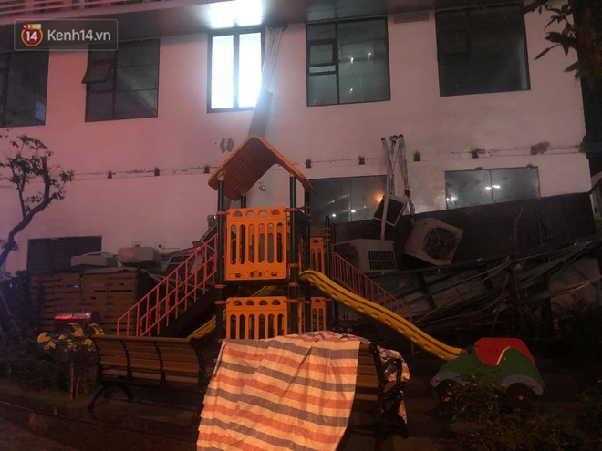 Cả giàn điều hòa ở chung cư Hà Nội bất ngờ đổ sập, rơi xuống sân chơi cho trẻ em - Ảnh 1. Cả giàn điều hòa ở chung cư Hà Nội bất ngờ đổ sập, rơi xuống sân chơi cho trẻ em - Ảnh 1.