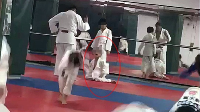 Cậu bé 7 tuổi chết não sau khi bị thầy giáo và bạn tập quật ngã 27 lần trong lớp Judo - Ảnh 2.