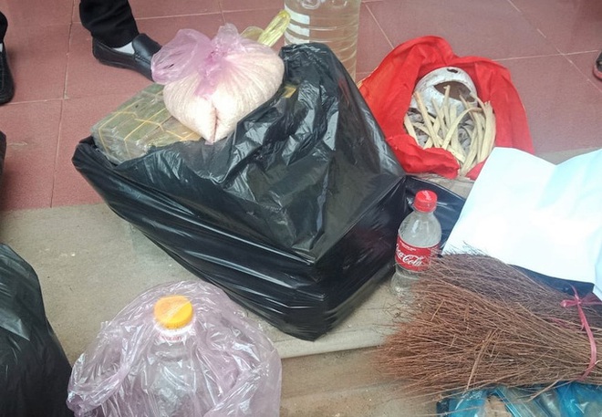 Mang sọ dừa h&igrave;nh th&ugrave; kỳ lạ tới nghĩa trang ch&ocirc;n l&agrave;m mộ giả - Ảnh 1.