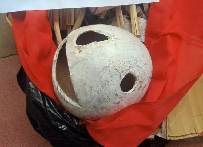 Mang sọ dừa h&igrave;nh th&ugrave; kỳ lạ tới nghĩa trang ch&ocirc;n l&agrave;m mộ giả - Ảnh 2.