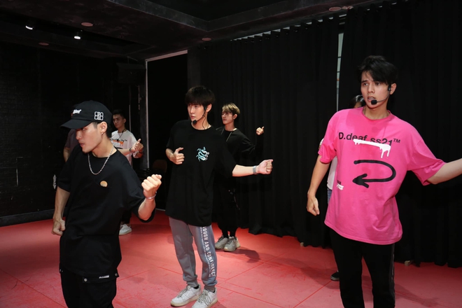 Boygroup Vpop khoe cả 7 thành viên đều 6 múi rất mlem, nhưng sắp debut mà chẳng thấy hát hò nhảy múa gì nhỉ? - Ảnh 20.