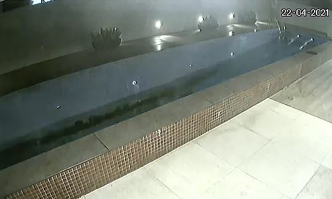 Video sập bể bơi dài 23m tại chung cư - Ảnh 1.