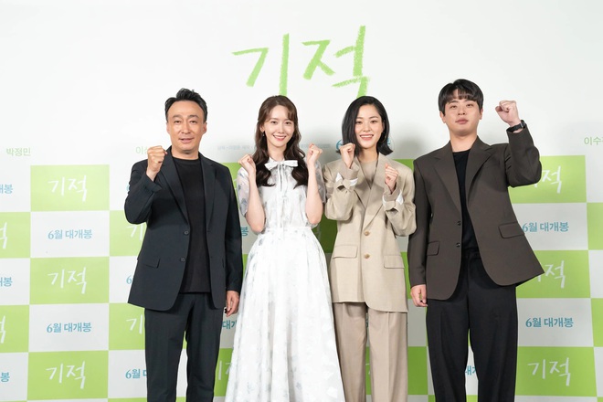 Yoona diện v&aacute;y b&aacute;nh b&egrave;o xinh ngất nhưng vẫn bị &ldquo;giật spotlight&rdquo; bởi mỹ nh&acirc;n c&aacute; t&iacute;nh b&ecirc;n cạnh - Ảnh 4.