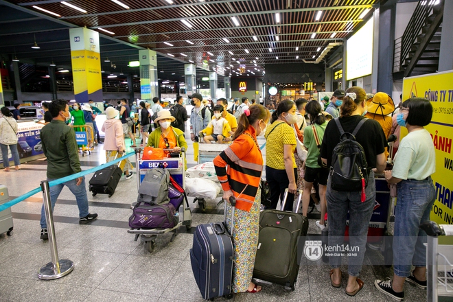 Ảnh: Tân Sơn Nhất đông nghẹt từ trong ra ngoài, các tuyến đường dẫn vào sân bay ùn tắc trước kỳ nghỉ lễ 30⁄4 - 1⁄5 - Ảnh 4.