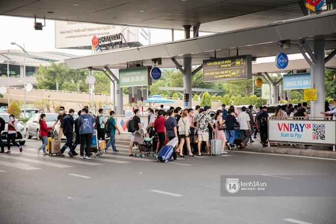 Ảnh: Tân Sơn Nhất đông nghẹt từ trong ra ngoài, các tuyến đường dẫn vào sân bay ùn tắc trước kỳ nghỉ lễ 30⁄4 - 1⁄5 - Ảnh 6.