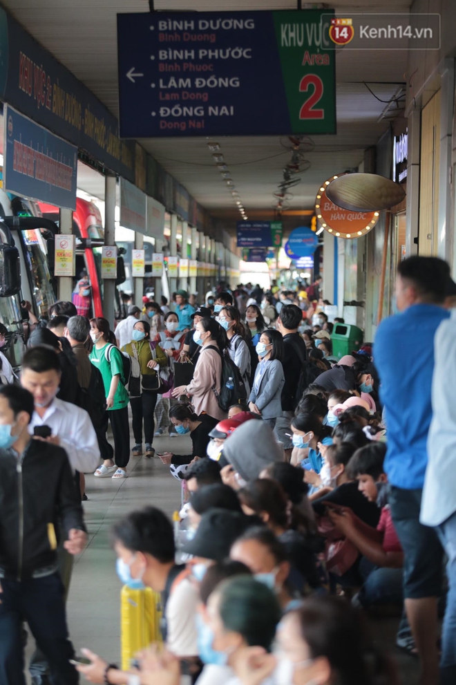 Chùm ảnh: Người dân đổ xô về quê nghỉ lễ 30⁄4 - 1⁄5, các cửa ngõ Sài Gòn bắt đầu ùn tắc kinh hoàng - Ảnh 11.