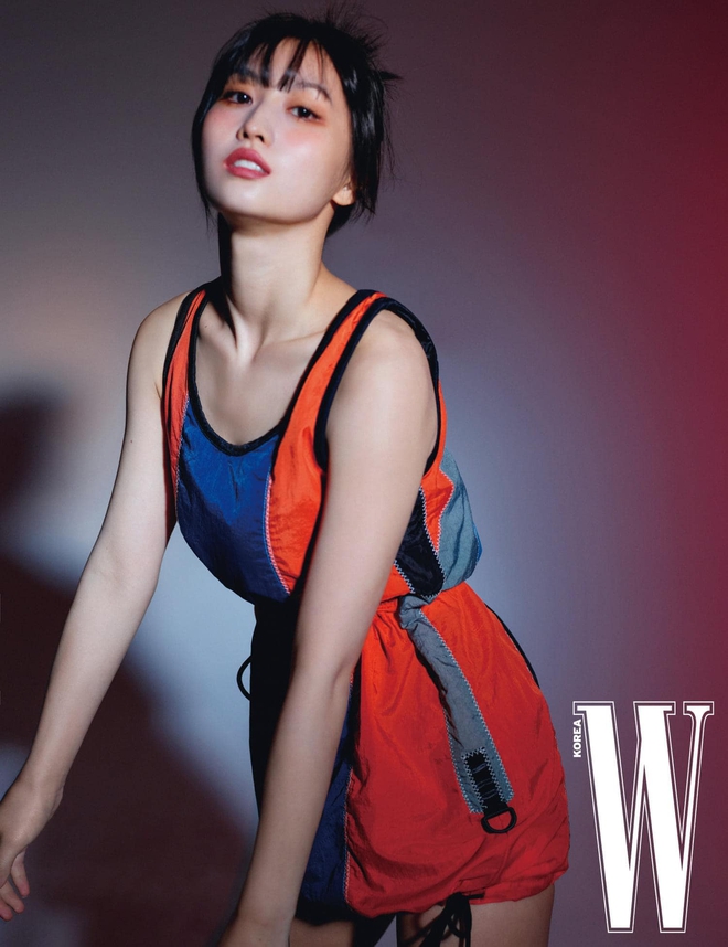 Lâu lâu mới chụp tạp chí, Momo (TWICE) thả dáng toàn kiểu pose khó đỡ: Có phải đang trêu đùa fan đấy không? - Ảnh 3.