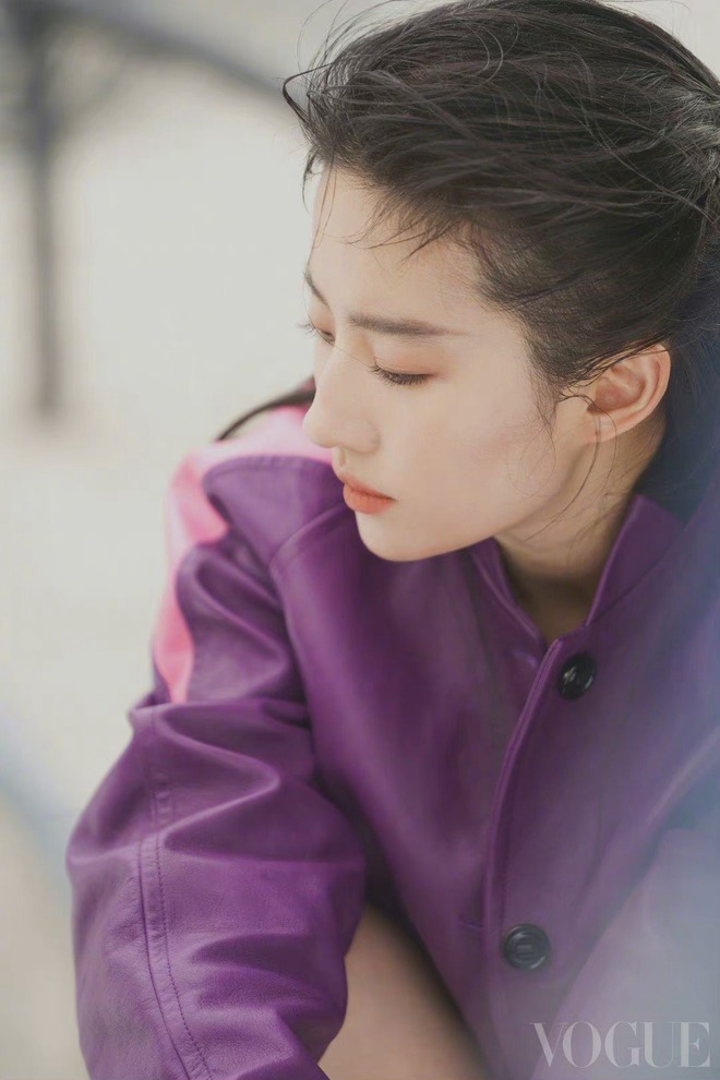 Thất vọng tr&agrave;n trề v&igrave; ảnh tạp ch&iacute; của Lưu Diệc Phi: Teaser đẹp m&ecirc; li, l&ecirc;n b&igrave;a lại khiến Cnet ng&atilde; ngửa v&igrave; &ldquo;đỡ&rdquo; kh&ocirc;ng nổi - Ảnh 2.