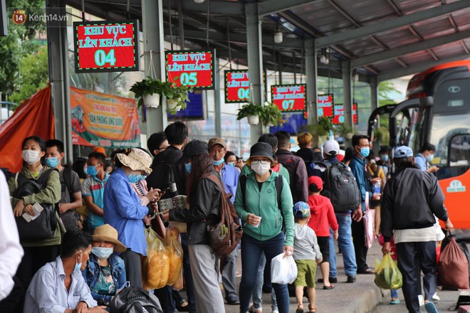 Chùm ảnh: Người dân đổ xô về quê nghỉ lễ 30⁄4 - 1⁄5, các cửa ngõ Sài Gòn bắt đầu ùn tắc kinh hoàng - Ảnh 14.