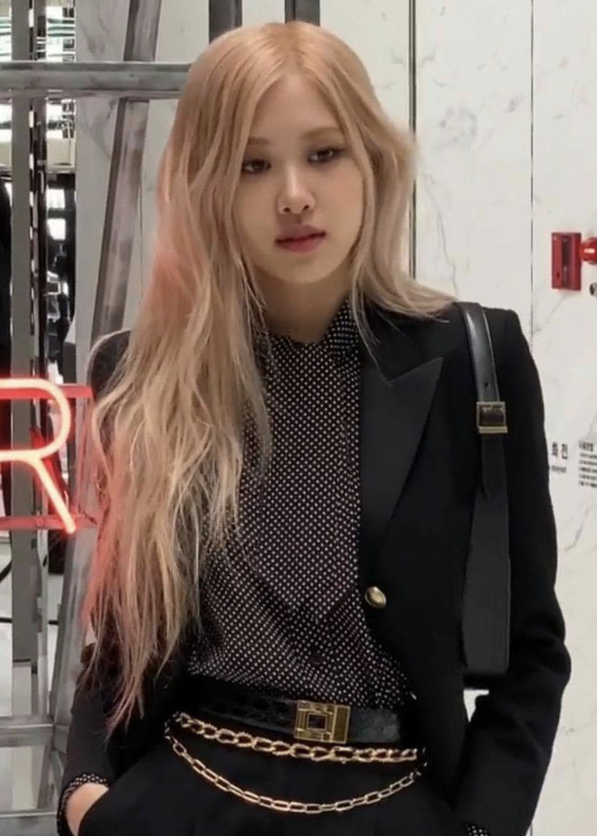 Chúng ta đều biết rằng Rosé từ Blackpink vô cùng xinh đẹp, nhưng hãy cùng xem đội ngũ của cô nàng chụp ảnh trên đường tới làm việc như thế nào. Chắc chắn bạn sẽ không thể nhịn cười trước sự hài hước và gần gũi của các thành viên trong nhóm. (We all know that Rosé from Blackpink is stunning, but let‘s see how her team takes photos on the way to work. You will definitely laugh at the humor and closeness of the members in the group.)