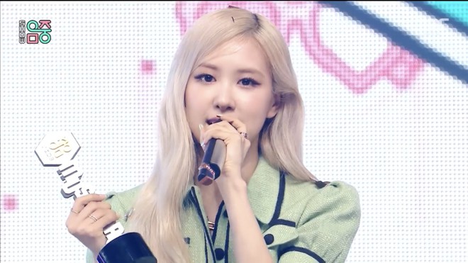 Trước m&agrave;n encore dở tệ, Ros&eacute; (BLACKPINK) đ&atilde; rủ r&ecirc; d&agrave;n dancer h&aacute;t a cappella On The Ground, kết quả ra sao? - Ảnh 5.