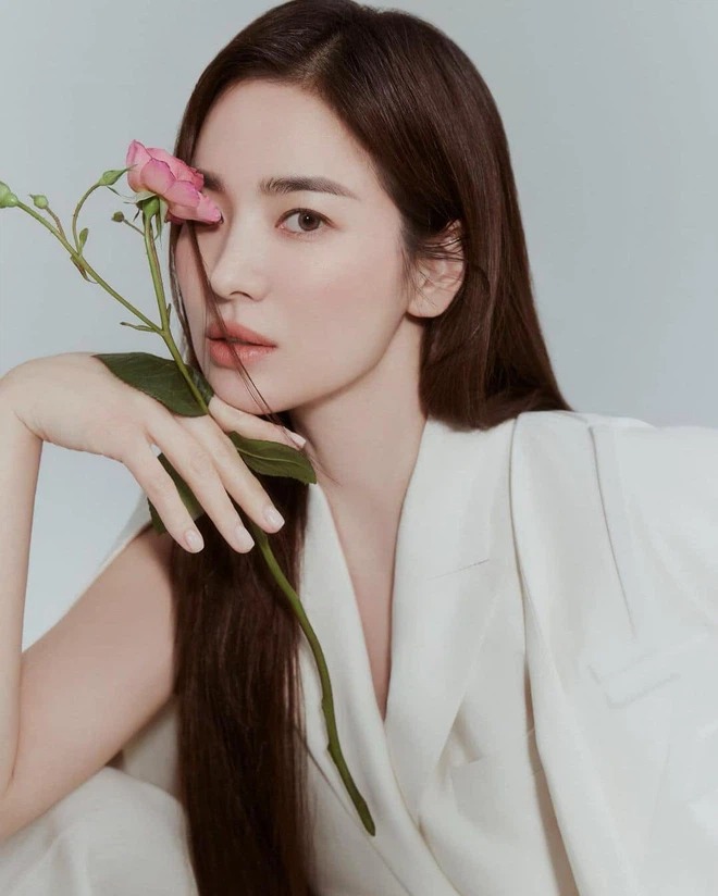 2 năm ly hôn Song Joong Ki, Song Hye Kyo lần đầu công khai khoe quà của 1 nam tài tử đình đám, có ẩn tình gì không đây? - Ảnh 3. 2 năm ly hôn Song Joong Ki, Song Hye Kyo lần đầu công khai khoe quà của 1 nam tài tử đình đám, có ẩn tình gì không đây? - Ảnh 3.