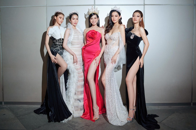 Đỗ Thị H&agrave; v&agrave; Lương Thuỳ Linh dự event rồi về xả vai đi ăn vỉa h&egrave;, thiếu đồ lồng lộn m&agrave; vẫn xinh xỉu ngang xỉu dọc - Ảnh 5.