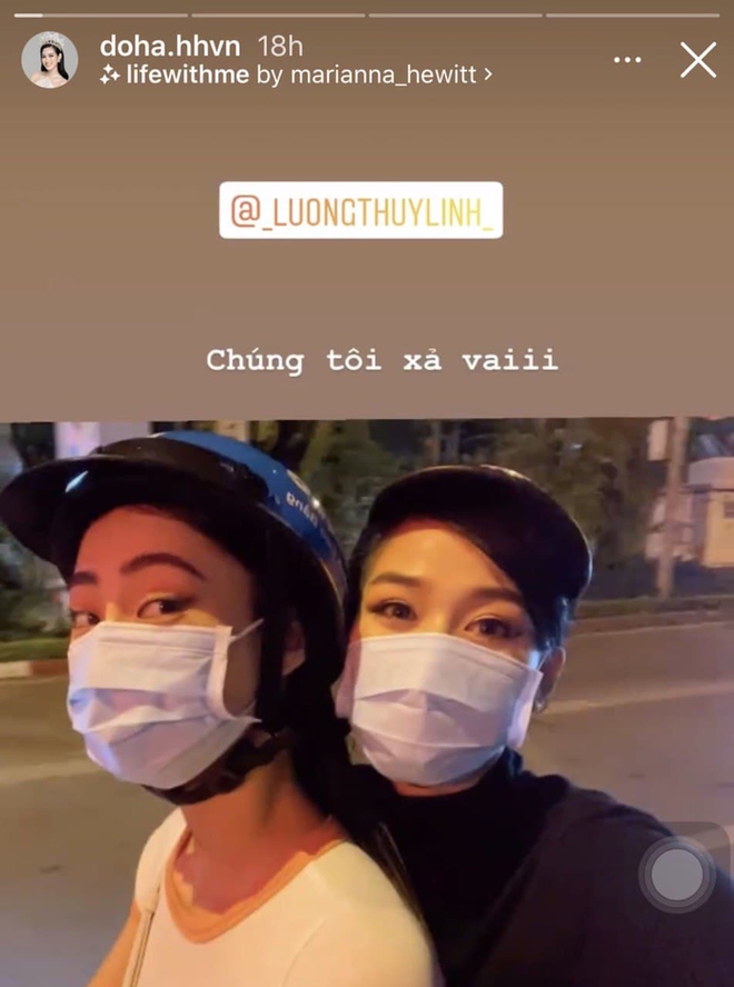 Đỗ Thị H&agrave; v&agrave; Lương Thuỳ Linh dự event rồi về xả vai đi ăn vỉa h&egrave;, thiếu đồ lồng lộn m&agrave; vẫn xinh xỉu ngang xỉu dọc - Ảnh 3.