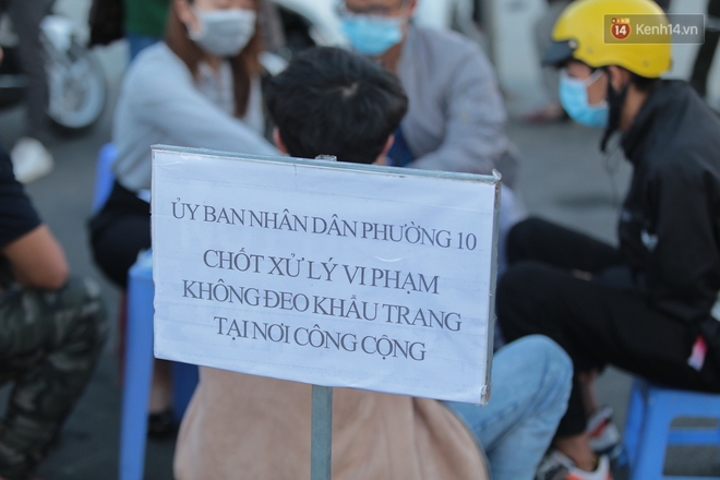 Nhiều du khách đến Đà Lạt bị xử phạt vì không đeo khẩu trang phòng dịch - Ảnh 1.