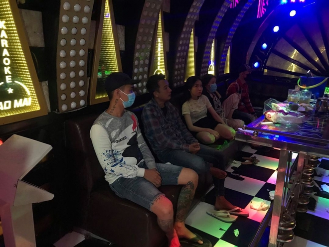 Tiền Giang lại ph&aacute;t hiện kh&aacute;ch h&aacute;t sử dụng ma t&uacute;y&nbsp;trong qu&aacute;n&nbsp;karaoke - Ảnh 1.