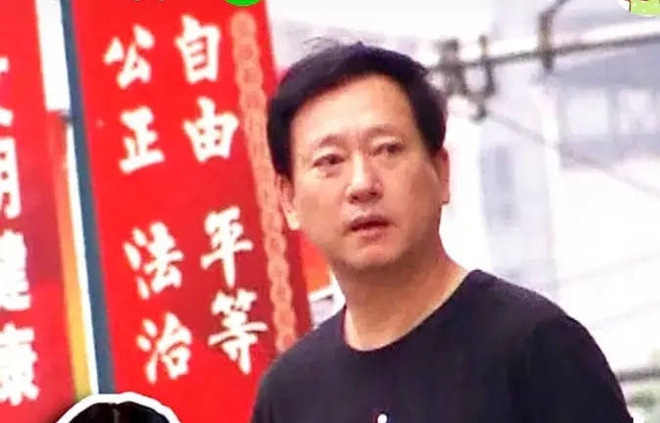 Bố Trịnh Sảng lần đầu xuất hiện sau 3 tháng scandal chấn động nổ ra, lộ gương mặt tiều tụy giữa lúc con gái bị tố trốn thuế - Ảnh 2.