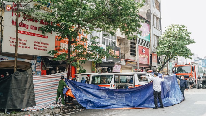 Lời kể đau xót của các chiến sĩ chữa cháy dùng tay đào bới, tìm kiếm 4 thi thể trong đống đổ nát: Hai mẹ con nằm ôm nhau, mặt cháu bé úp vào ngực mẹ - Ảnh 1. Lời kể đau xót của các chiến sĩ chữa cháy dùng tay đào bới, tìm kiếm 4 thi thể trong đống đổ nát: Hai mẹ con nằm ôm nhau, mặt cháu bé úp vào ngực mẹ - Ảnh 1.