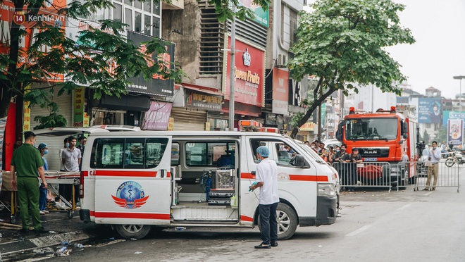 Lời kể đau xót của các chiến sĩ chữa cháy dùng tay đào bới, tìm kiếm 4 thi thể trong đống đổ nát: "Hai mẹ con nằm ôm nhau, mặt cháu bé úp vào ngực mẹ" - Ảnh 7.