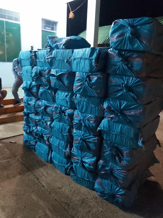 Khởi tố ba đối tượng vận chuyển gần 20.000 gói thuốc lá lậu - Ảnh 1.