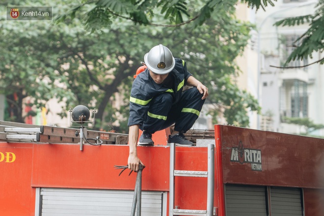 Lời kể đau xót của các chiến sĩ chữa cháy dùng tay đào bới, tìm kiếm 4 thi thể trong đống đổ nát: "Hai mẹ con nằm ôm nhau, mặt cháu bé úp vào ngực mẹ" - Ảnh 5.