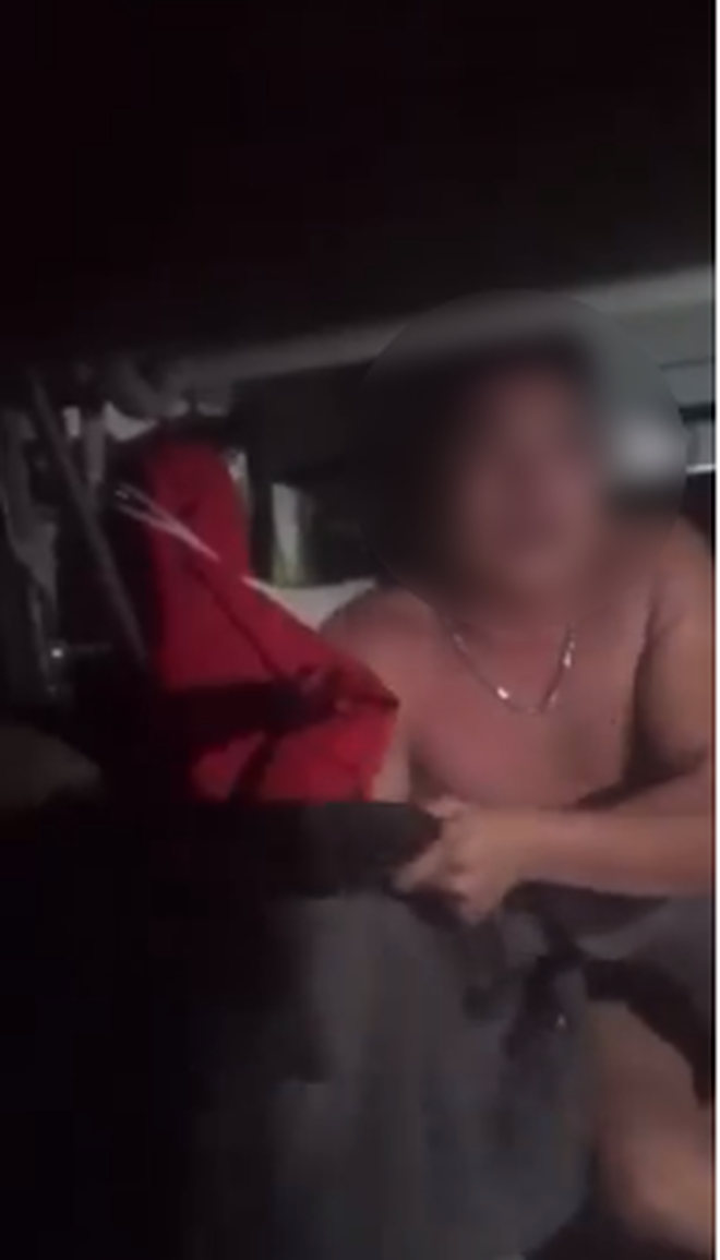 Người đàn ông không mảnh vải che thân khi bị bắt quả tang ngủ với vợ người khác trong thùng xe khách