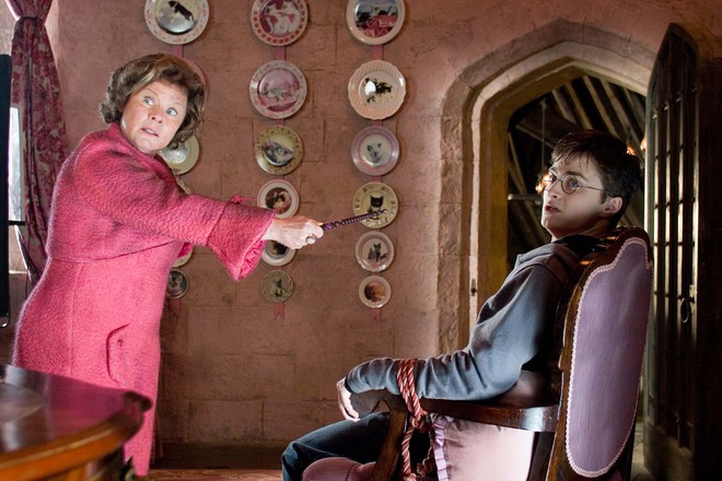 Hội bô lão của Harry Potter sau 20 năm: Thầy Dumbledore 80 tuổi vẫn đóng phim, ác nữ Umbridge sắp thành Nữ hoàng Anh trong series cung đấu đình đám - Ảnh 12.