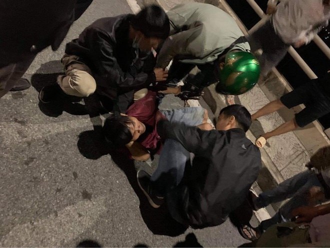  CLIP: Ớn lạnh 1 người treo lơ lửng ở lan can cầu Đồng Nai l&uacute;c nửa đ&ecirc;m  - Ảnh 3.