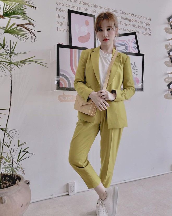 Hari Won 35 tuổi vẫn diện suit cực trẻ xinh, h&oacute;a ra l&agrave; mix theo c&aacute;ch n&agrave;y để tr&aacute;nh nh&igrave;n gi&agrave; đanh - Ảnh 1.