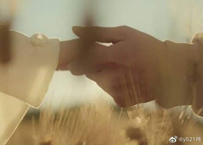 Cảnh nắm tay Cảnh Điềm - Trương Bân Bân: Đây là một trong những cảnh quan đẹp nhất của truyền hình Trung Quốc, khi hai nhân vật chính đến với một điểm dừng chân và cho nhau một nụ hôn ngọt ngào cùng hình ảnh nắm tay đầy ý nghĩa. Hãy cùng chiêm ngưỡng và tìm hiểu thêm về kịch bản và đạo diễn của cảnh này.