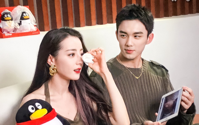 1001 khoảnh khắc t&igrave;nh bể b&igrave;nh của Nhiệt Ba - Ng&ocirc; Lỗi khiến Weibo nổ tung: T&iacute;u t&iacute;t cả sự kiện, ch&agrave;ng bảo vệ n&agrave;ng hết mực - Ảnh 14.